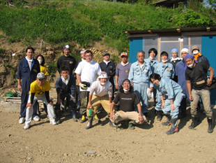 歌津地区県道沿を作業したボランティア達と